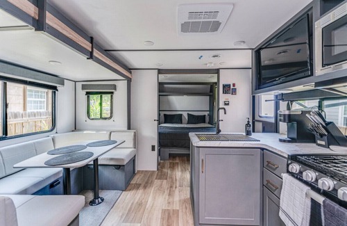 St. Petersburg - Clearwater House | Glamping in Magnolia Heights