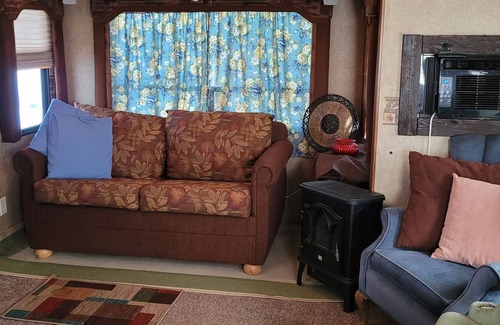Tillman County House | Glamping RV, private, family & pet friendly, hiking, fishing, horses-W