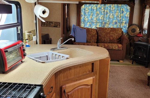 Tillman County House | Glamping RV, private, family & pet friendly, hiking, fishing, horses-W
