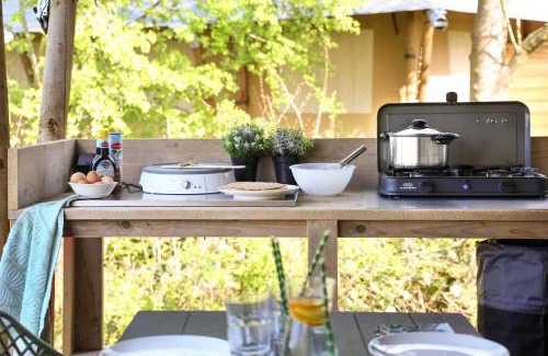 Grou Other | Glamping Safarilodge 'Grutte Fiif' met airco, extra keuken op veranda en privé achtertuin