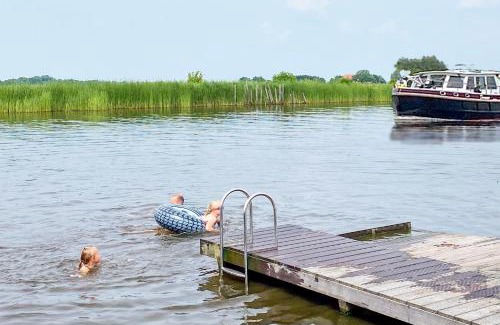 Grou Other | Glamping Safarilodge 'Grutte Fiif' met airco, extra keuken op veranda en privé achtertuin