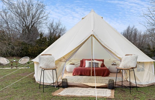 Kansas City RV Rental | Glamping Suite At Watkins C Ranch with 1 Queen Bed