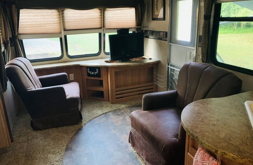 Forestview Cabin | Glamping Yurt & RV/Game Room/Pool, Outdoor Jacuzzi, Sauna, Mini Golf, Chickens!