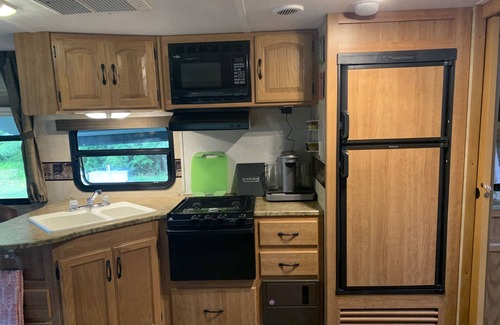 Forestview Cabin | Glamping Yurt & RV/Game Room/Pool, Outdoor Jacuzzi, Sauna, Mini Golf, Chickens!