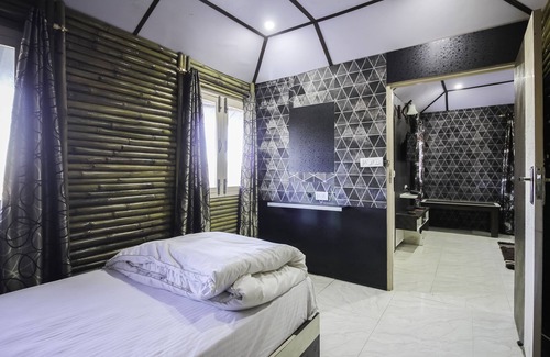 Kempty Range Hotel | Glamwood Resort