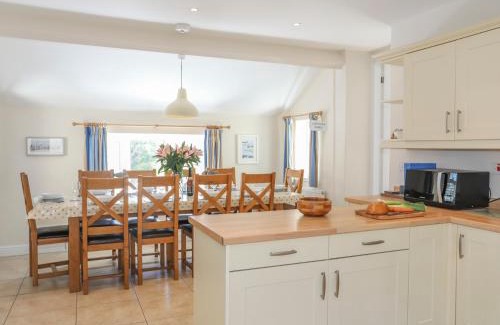 Caergeiliog House | Glanrhyd Isaf