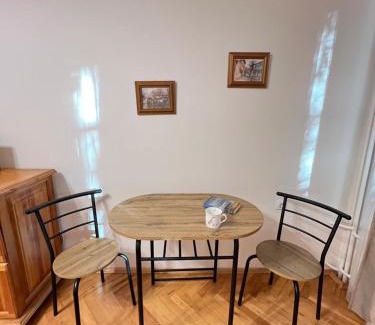 Lozenets Apartment | Glasgow 2BDR peaceful Apt 1 min from Metro w WiFi