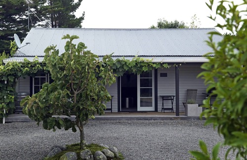 Featherston House | Glass of Red Hideaways-The Studio