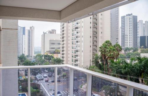 Gleba Fazenda Palhano Apartment | Gleba com ar-condicionado na sala e quarto, sacada e piscina