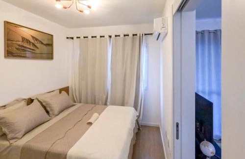Gleba Fazenda Palhano Apartment | Gleba com ar-condicionado na sala e quarto, sacada e piscina