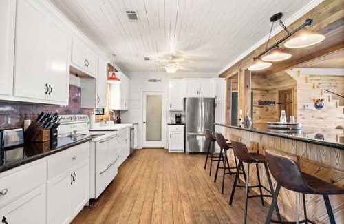 Florien House | Glen Oaks Lakeside Lodge-Spacious 5-bedroom-Near Pleasure Point-Big Views