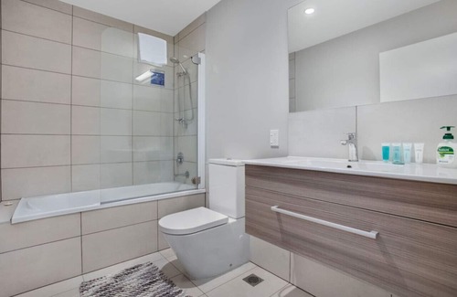 Grafton House | Glen's Townhouse with Parking and Wi-Fi