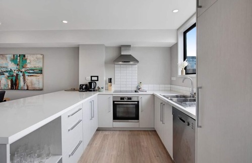 Grafton House | Glen's Townhouse with Parking and Wi-Fi