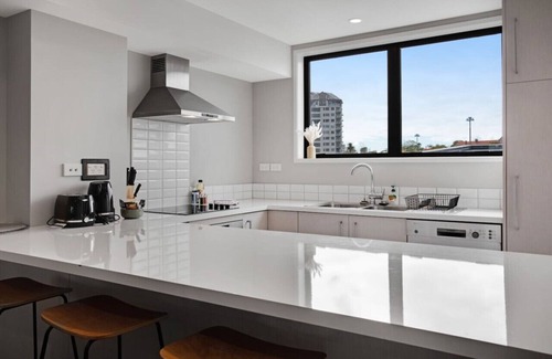 Grafton House | Glen's Townhouse with Parking and Wi-Fi
