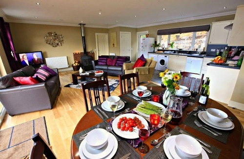 West Laroch Cottage | Glenachulish Bay Cottage has a fantastic location right beside the sea with fantastic uninterrupted