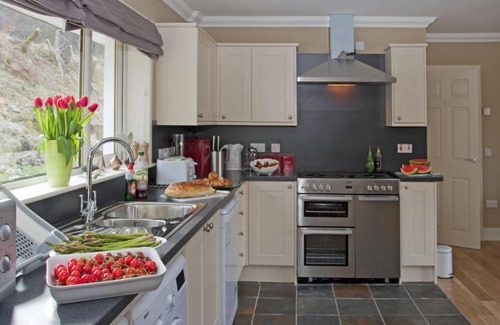 West Laroch Cottage | Glenachulish Bay Cottage has a fantastic location right beside the sea with fantastic uninterrupted