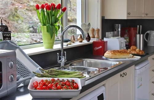 West Laroch Cottage | Glenachulish Bay Cottage has a fantastic location right beside the sea with fantastic uninterrupted