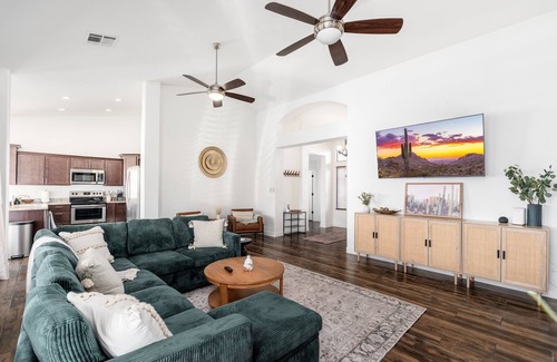 Deer Valley House | Glendale AZ, heated pool, 3 bed, 2 ba. Centrally located!