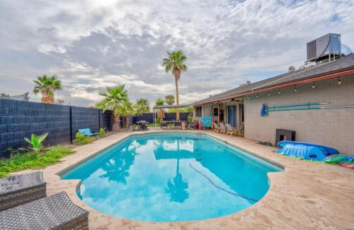 Country Meadows House | Glendale Getaway Parkwest Pool - Glendale GetAway-Pool - Stadium- Westgate- King Bed