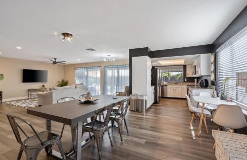 Country Meadows House | Glendale Getaway Parkwest Pool - Glendale GetAway-Pool - Stadium- Westgate- King Bed