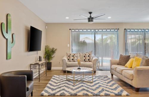 Country Meadows House | Glendale Getaway Pool