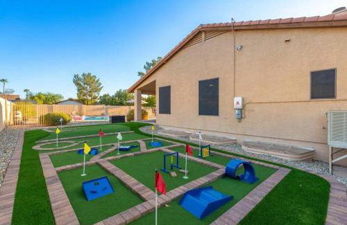 Glendale House | Glendale Retreat -pickleball+pool+9-hole mini golf
