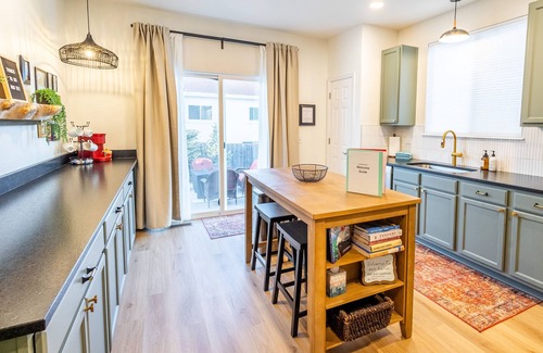 Gleneagle House | "Gleneagle Getaway"- HOT TUB and 5 minutes to AFA!