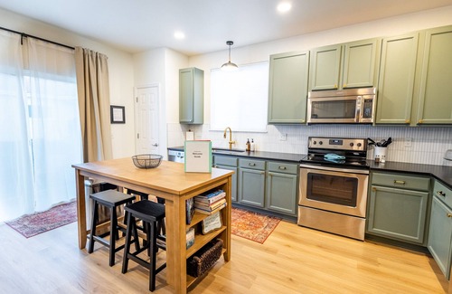 Gleneagle House | "Gleneagle Getaway"- HOT TUB and 5 minutes to AFA!