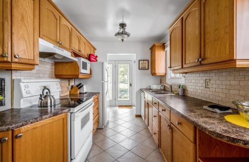 Mississauga House | Glengarry Haus Spacious 2BR Home Away From Home