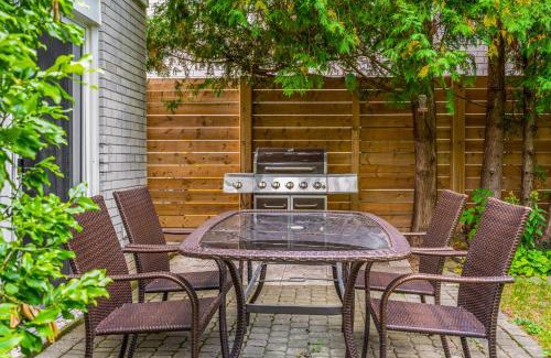 Mississauga House | Glengarry Haus Spacious 2BR Home Away From Home