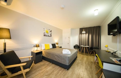 Norman Gardens Hotel | Glenmore Palms Motel