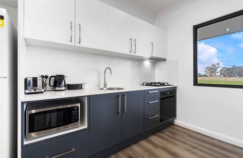 Forest Reefs House | Glenowrie Cottage - 1 King, 2 Singles - Near Cadia