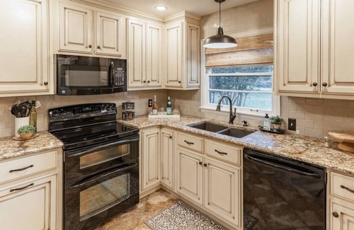 Huntsville House | Glenwood · Relax and Retreat in the Valley