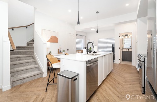 Jasper Place House | Glenwood Showhome | Sleeps 6 | AC