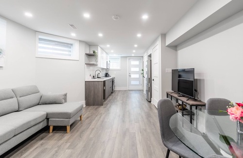 Little Italy Apartment | GLOBALSTAY. Modern Bsm in the Heart of Toronto. HOT TUB, BBQ.