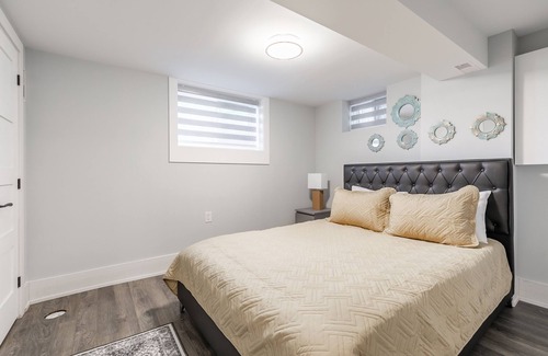 Little Italy Apartment | GLOBALSTAY. Modern Bsm in the Heart of Toronto. HOT TUB, BBQ.