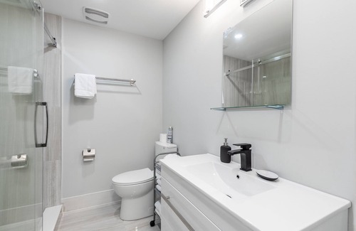 Little Italy Apartment | GLOBALSTAY. Modern Bsm in the Heart of Toronto. HOT TUB, BBQ.
