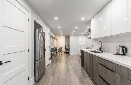Little Italy Apartment | GLOBALSTAY. Modern Bsm in the Heart of Toronto. HOT TUB, BBQ.