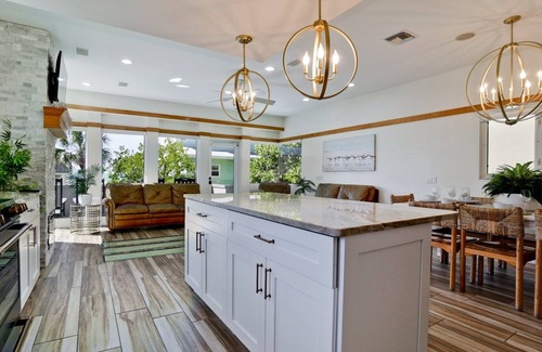 Ilexhurst House | GLORIOUS DAZE Beach House POOL! SPA! GOLFCART! ELEVATOR! PUTTING GREEN!