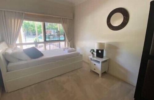 Helensvale House | Glorious Family Hideaway with Palatial 6BR 4B