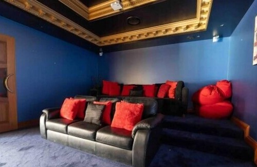 Helensvale House | Glorious Family Hideaway with Palatial 6BR 4B