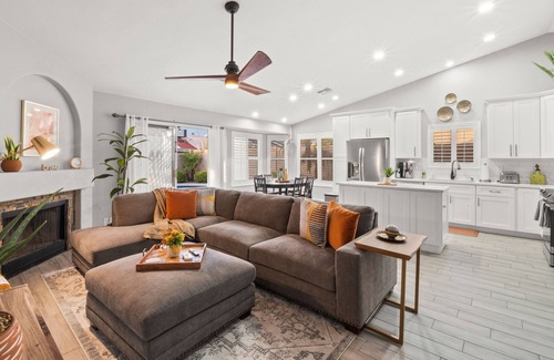 Deer Valley House | Glorious Glendale, Heated Pool, Pool Table, BBQ!