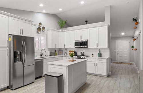 Deer Valley House | Glorious Glendale, Heated Pool, Pool Table, BBQ!