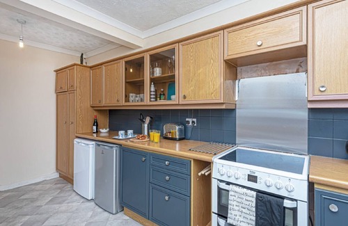 Llanbedrog Cottage | Glyn-y-Mor - Llanbedrog - a bungalow that sleeps 7 guests in 3 bedrooms