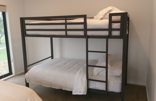 Reedy Creek Villa | Go bushwalking in 1200 acres or just sit back and relax. Vineyards are 30 mins,
