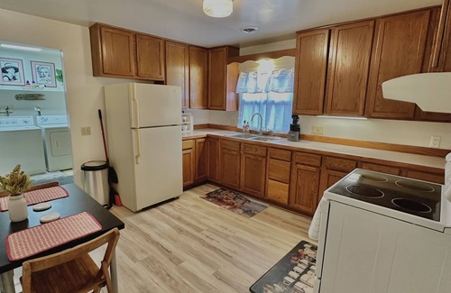 Lansing House | GO GREEN RETREAT:10min MSU; 11min Sparrow; 7min Reo Town-QUIET & COZY