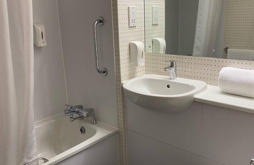 Glenisla Hotel | go2 Dundee Camperdown Hotel