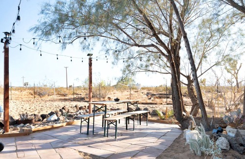 Landers House | 🌵Goat House - Cozy Space To Enjoy The Desert w/Hammocks, BBQ & A Sky Full of Stars!🌵
