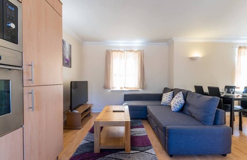Swindon Apartment | Godwin Court - 2 Bedroom Homely Apartment Sleeps 6