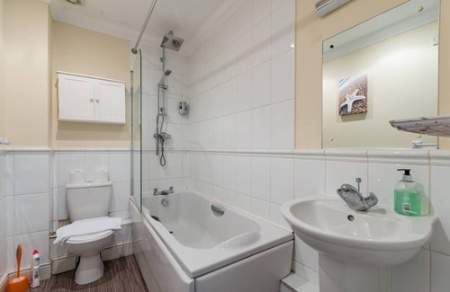 Swindon Apartment | Godwin Court - 2 Bedroom Homely Apartment Sleeps 6